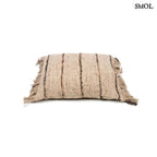 Bézs és fekete csíkos díszpárnahuzat rojtokkal fektetve