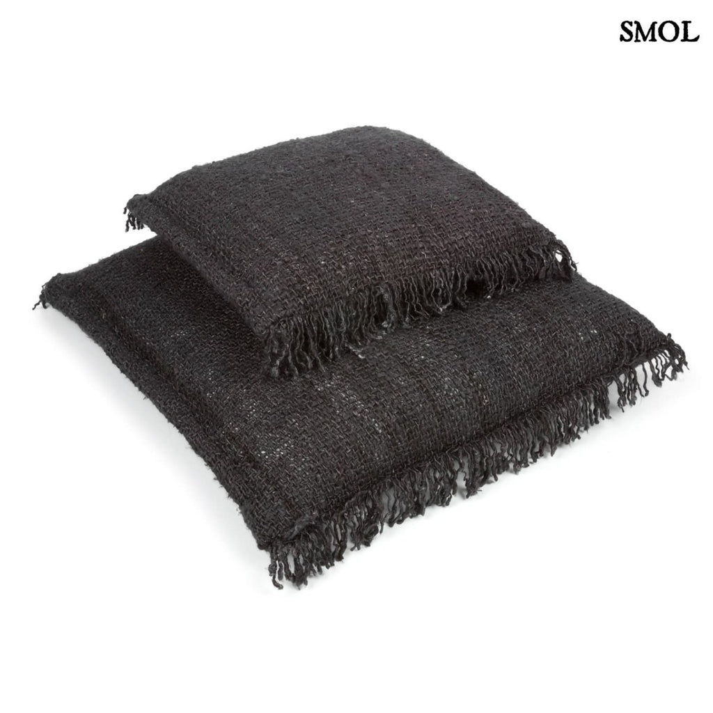 Rojtos, fekete-kék árnyalatú díszpárnahuzat két méretben egymáson