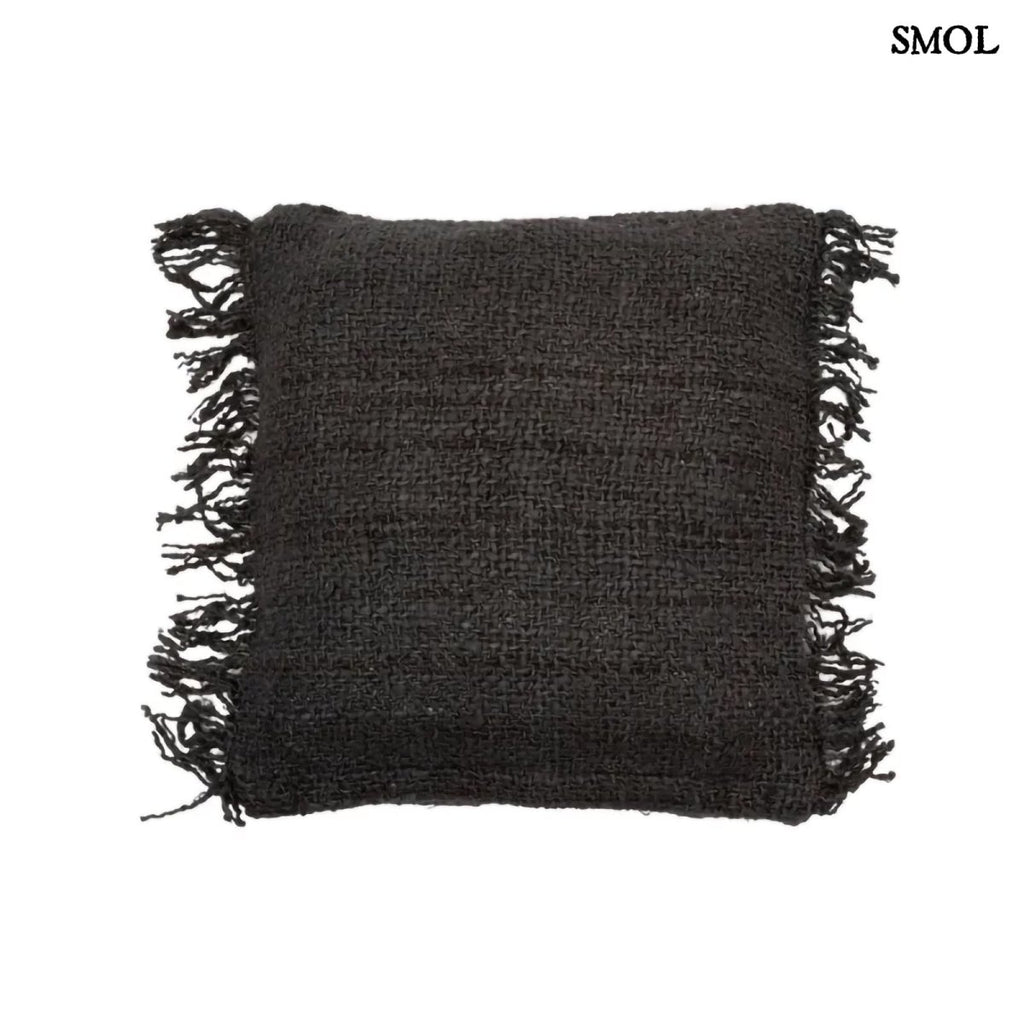 Rojtos, fekete-kék árnyalatú díszpárnahuzat fehér háttérrel