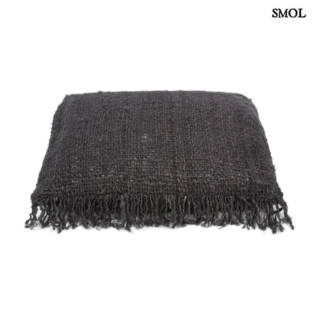 Rojtos, fekete-kék árnyalatú díszpárnahuzat fektetve