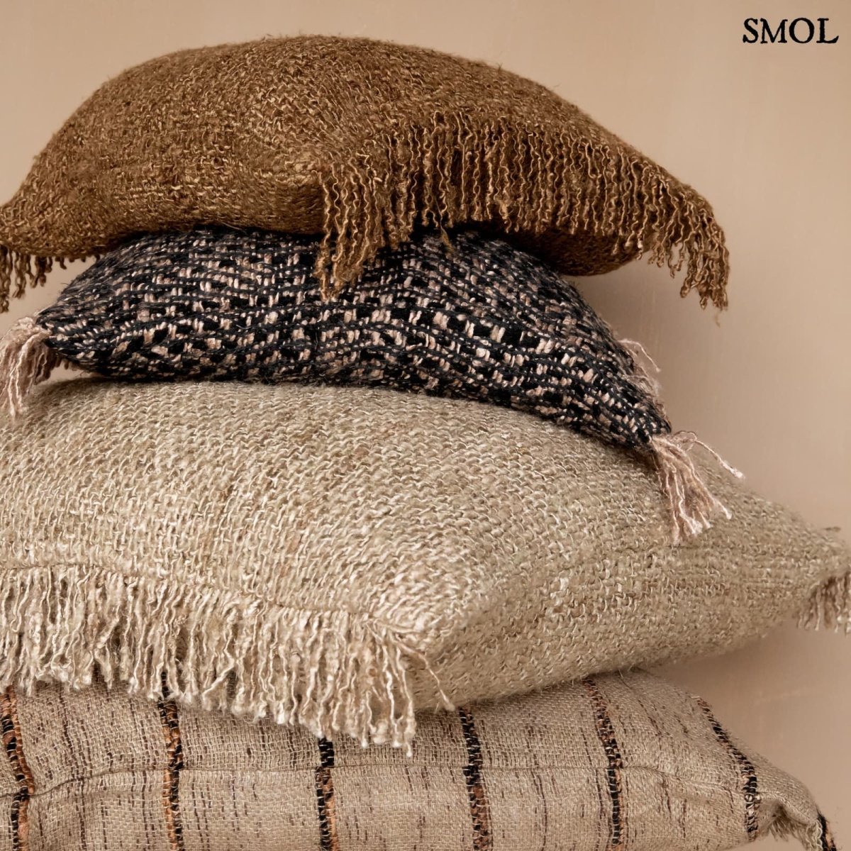 Barna, természetes textúrájú rusztikus díszpárnahuzat 40x40 cm méretben több párnával egymáson