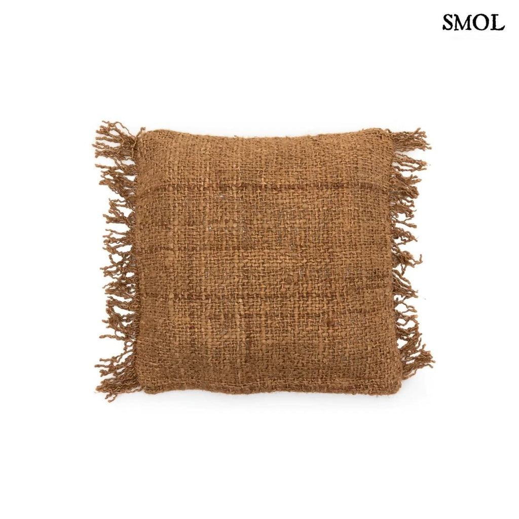 Barna, természetes textúrájú rusztikus díszpárnahuzat 40x40 cm méretben fehér háttérrel