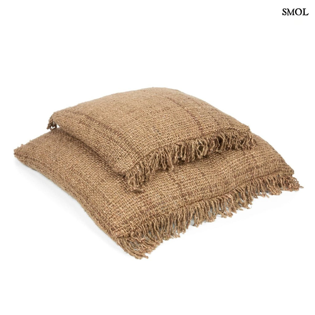 Barna, természetes textúrájú rusztikus díszpárnahuzat 40x40 cm méretben két méretben egymáson