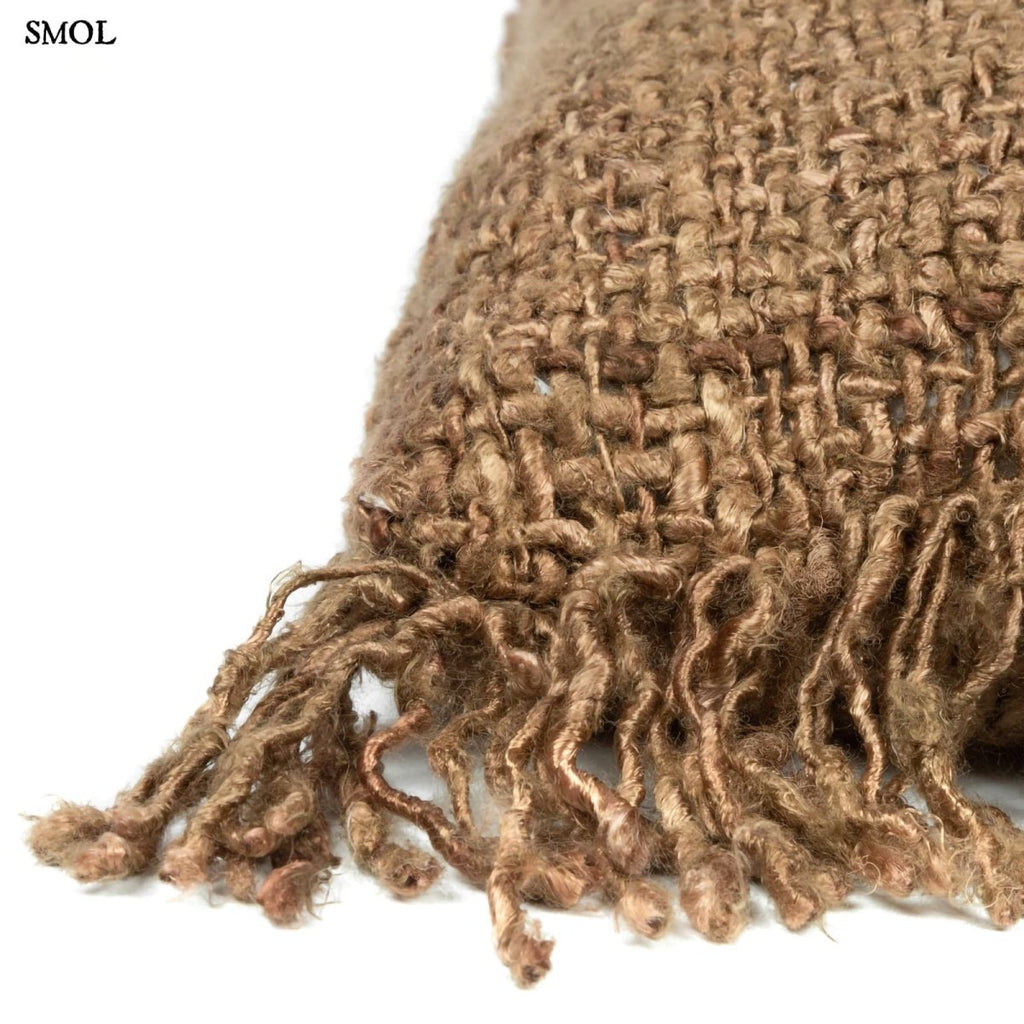 Barna, természetes textúrájú rusztikus díszpárnahuzat 40x40 cm méretben sarok nagyítva