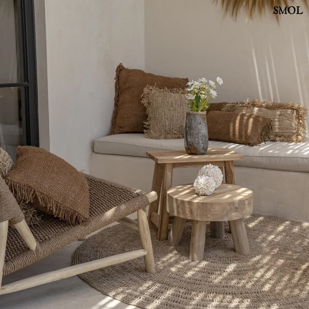 Barna, természetes textúrájú rusztikus díszpárnahuzat 40x40 cm méretben nappaliban