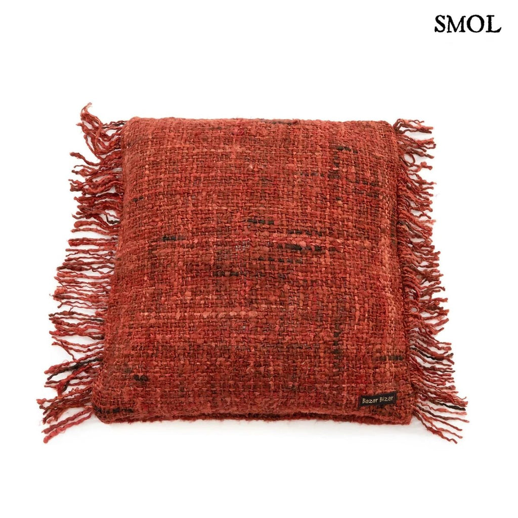 Cseresznyepiros boho stílusú díszpárnahuzat fehér háttérrel