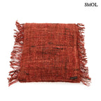 Cseresznyepiros boho stílusú díszpárnahuzat fehér háttérrel