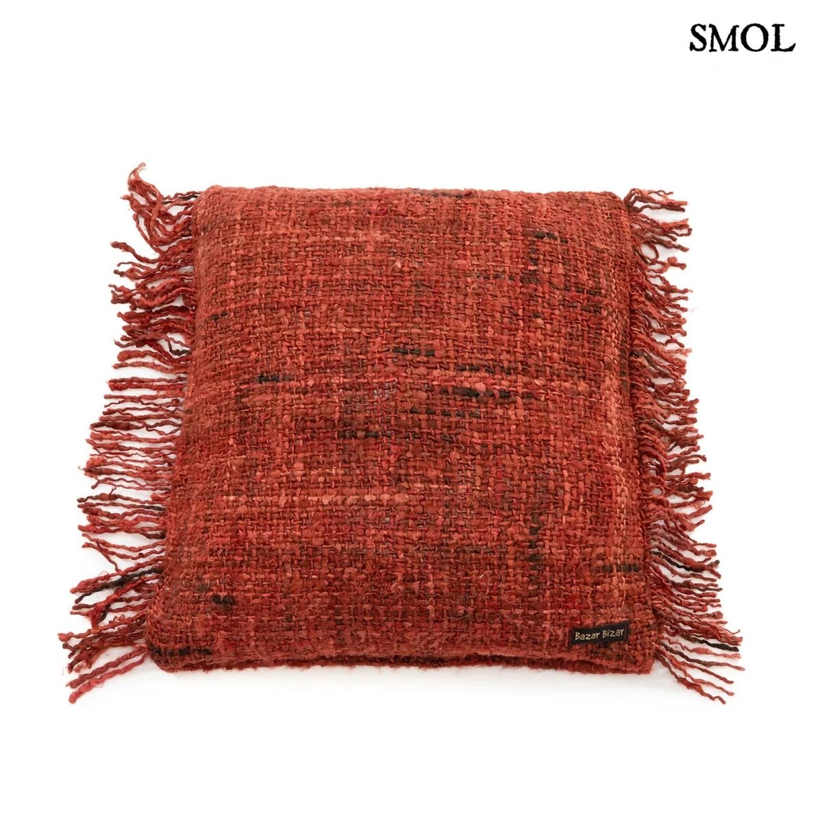 Cseresznyepiros boho stílusú díszpárnahuzat fehér háttérrel