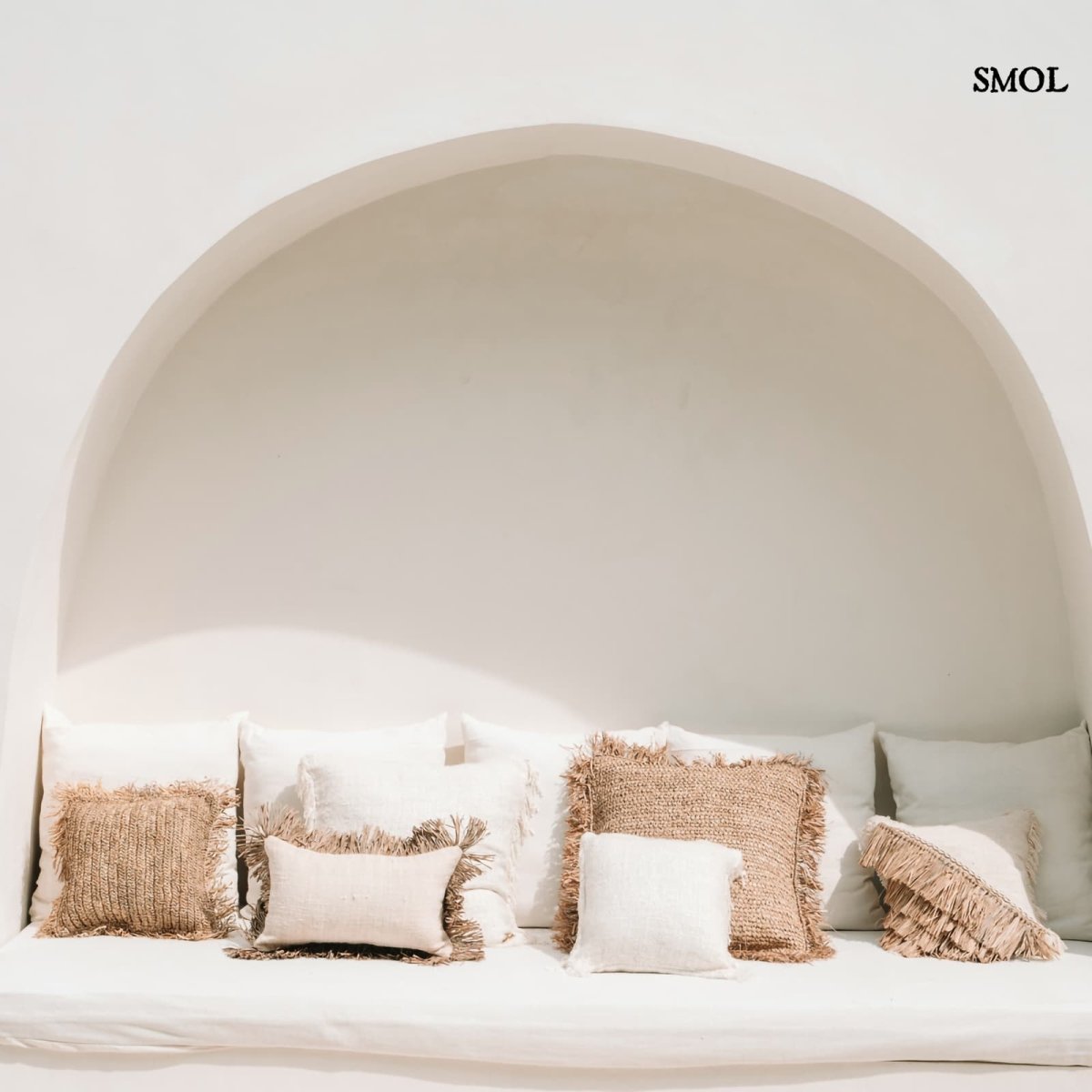 40x40 cm krémszínű pamut díszpárnahuzat boho rojtos szegéllyel teraszon, kanapén