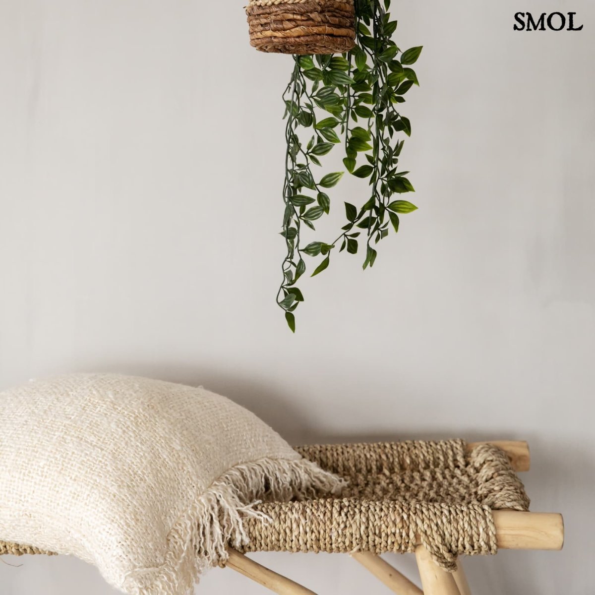 40x40 cm krémszínű pamut díszpárnahuzat boho rojtos szegéllyel padon