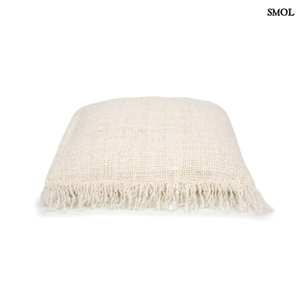 40x40 cm krémszínű pamut díszpárnahuzat boho rojtos szegéllyel fektetve