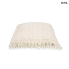 40x40 cm krémszínű pamut díszpárnahuzat boho rojtos szegéllyel fektetve