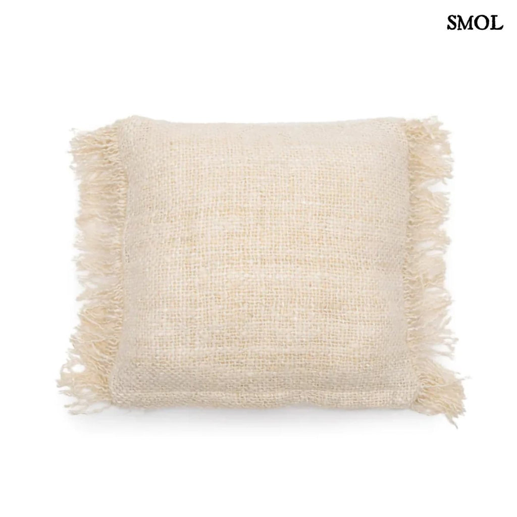 40x40 cm krémszínű pamut díszpárnahuzat boho rojtos szegéllyel fehér háttérrel