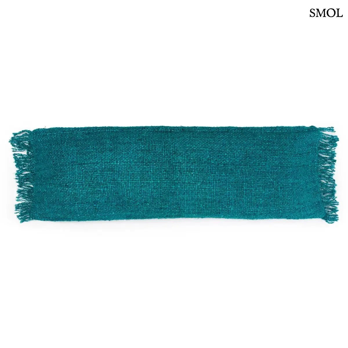 Hosszúkás, akvakék színű, rojtos szélű pamut díszpárnahuzat fehér háttérrel