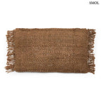 Rusztikus textúrájú barna pamut díszpárnahuzat bojtokkal, kézzel készült kivitelben, fehér háttérrel