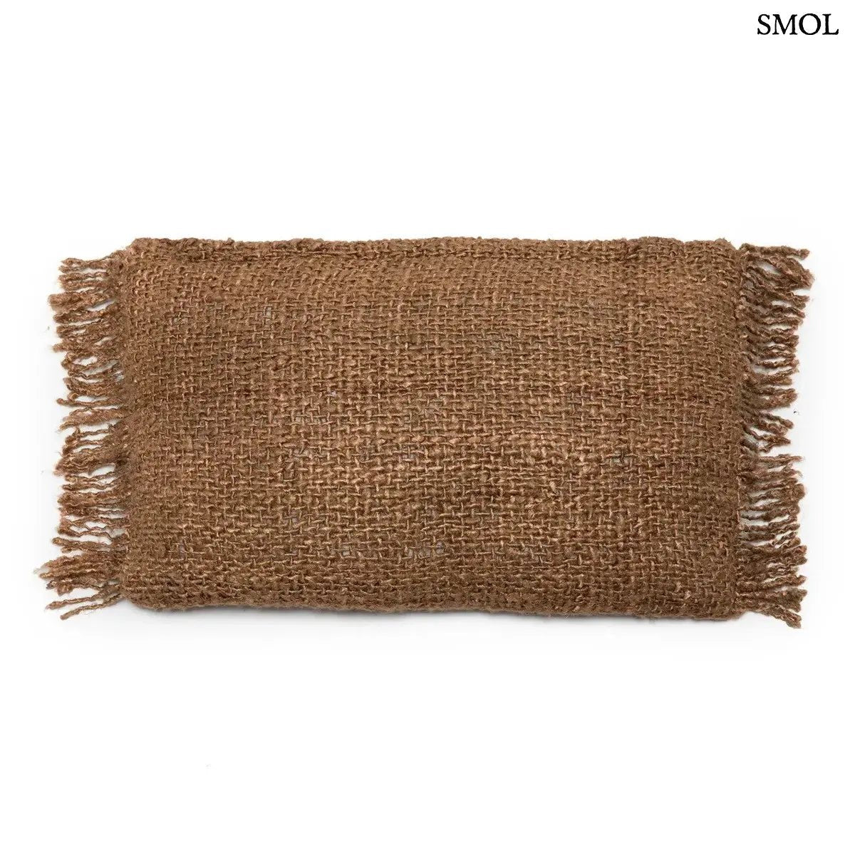 Rusztikus textúrájú barna pamut díszpárnahuzat bojtokkal, kézzel készült kivitelben, fehér háttérrel