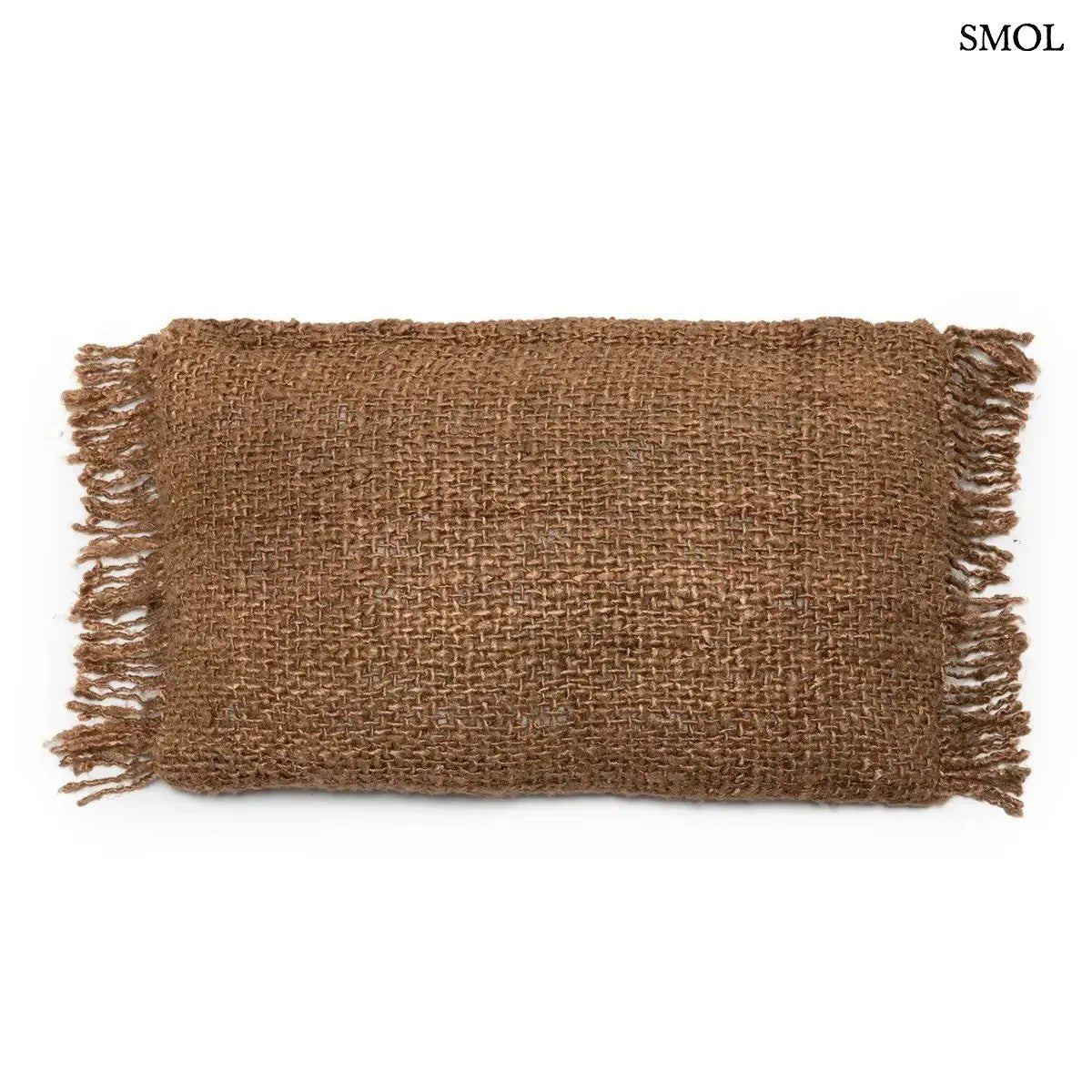 Rusztikus textúrájú barna pamut díszpárnahuzat bojtokkal, kézzel készült kivitelben, hátulról