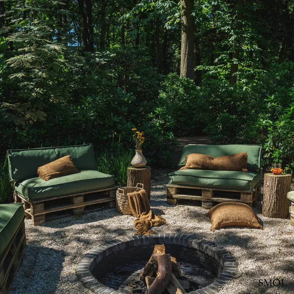 Rusztikus textúrájú barna pamut díszpárnahuzat bojtokkal, kézzel készült kivitelben, kertben foteleken