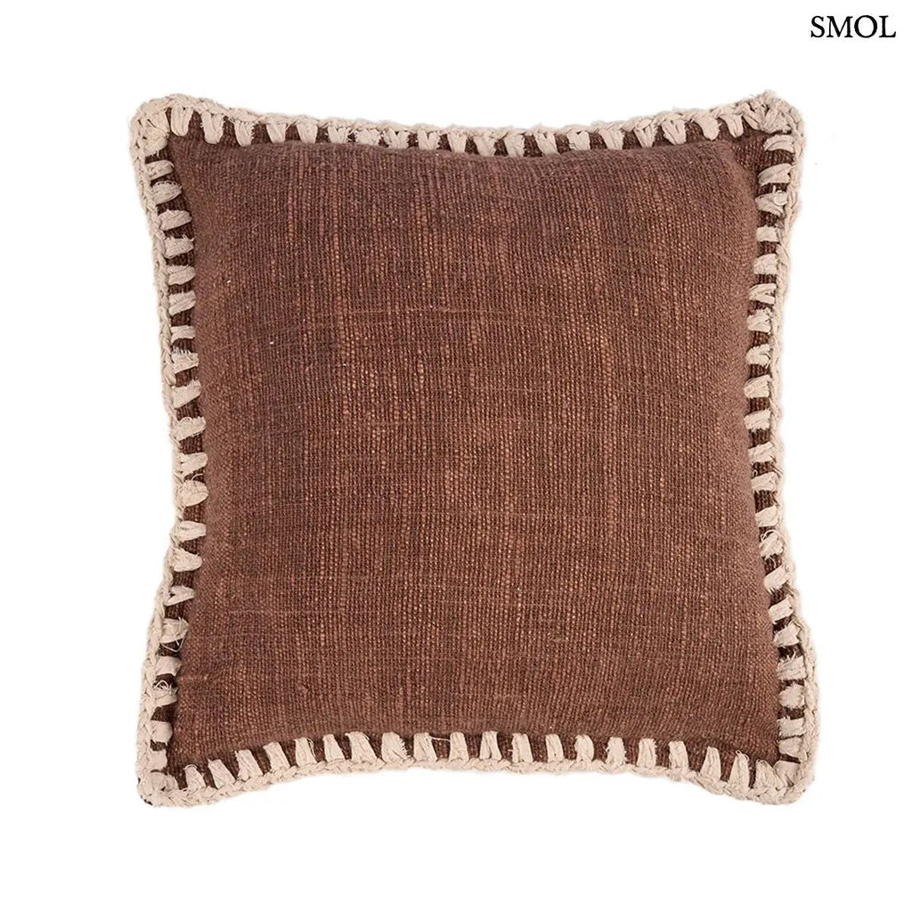 Barna pamut díszpárnahuzat fehér kézi horgolású szegéllyel, 50x50 cm-es méretben, fehér háttérrel