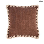 Barna pamut díszpárnahuzat fehér kézi horgolású szegéllyel, 50x50 cm-es méretben, fehér háttérrel