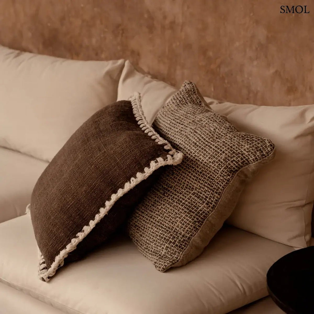Barna pamut díszpárnahuzat fehér kézi horgolású szegéllyel, 50x50 cm-es méretben, hálószobában, másik párnával