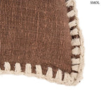 Barna pamut díszpárnahuzat fehér kézi horgolású szegéllyel, 50x50 cm-es méretben, sarok nagyítva