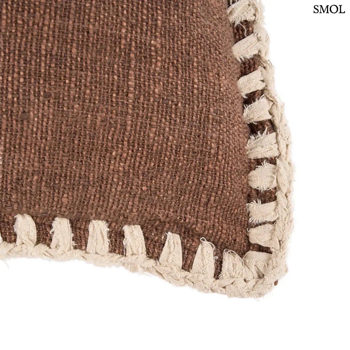 Barna pamut díszpárnahuzat fehér kézi horgolású szegéllyel, 50x50 cm-es méretben, sarok nagyítva