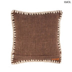 Barna pamut díszpárnahuzat fehér kézi horgolású szegéllyel, 50x50 cm-es méretben, hátulról