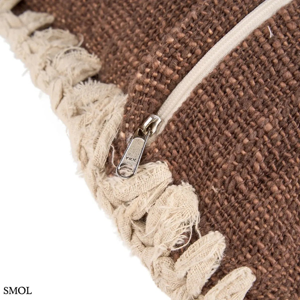 Barna pamut díszpárnahuzat fehér kézi horgolású szegéllyel, 50x50 cm-es méretben, cipzárral