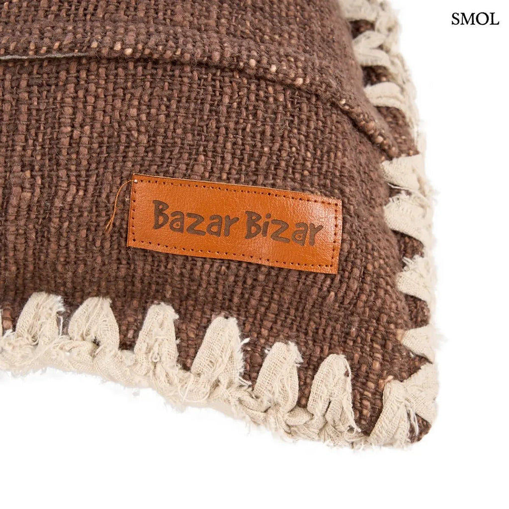 Barna pamut díszpárnahuzat fehér kézi horgolású szegéllyel, 50x50 cm-es méretben, logoval