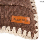 Barna pamut díszpárnahuzat fehér kézi horgolású szegéllyel, 50x50 cm-es méretben, logoval