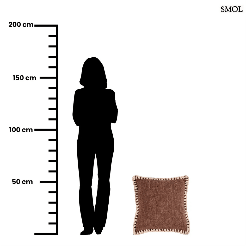 Barna pamut díszpárnahuzat fehér kézi horgolású szegéllyel, 50x50 cm-es méretben, méretarányosan