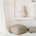 Bézs pamut díszpárnahuzat 40x40 cm méretben, bohém rojtos szegéllyel puffal, vázával