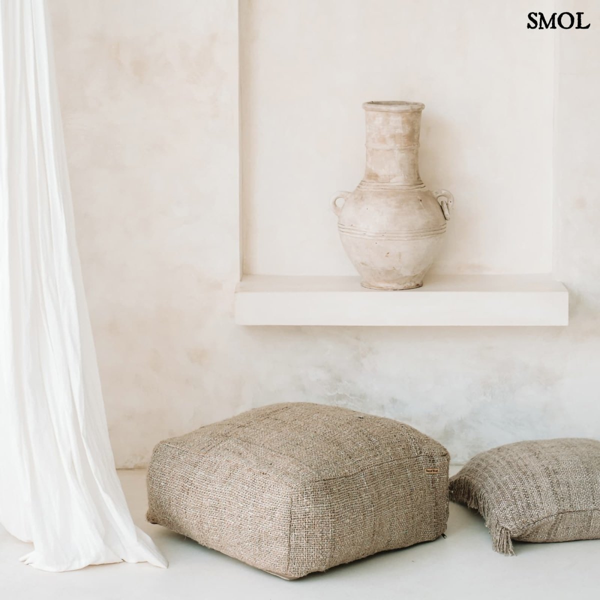 Bézs pamut díszpárnahuzat 40x40 cm méretben, bohém rojtos szegéllyel puffal, vázával