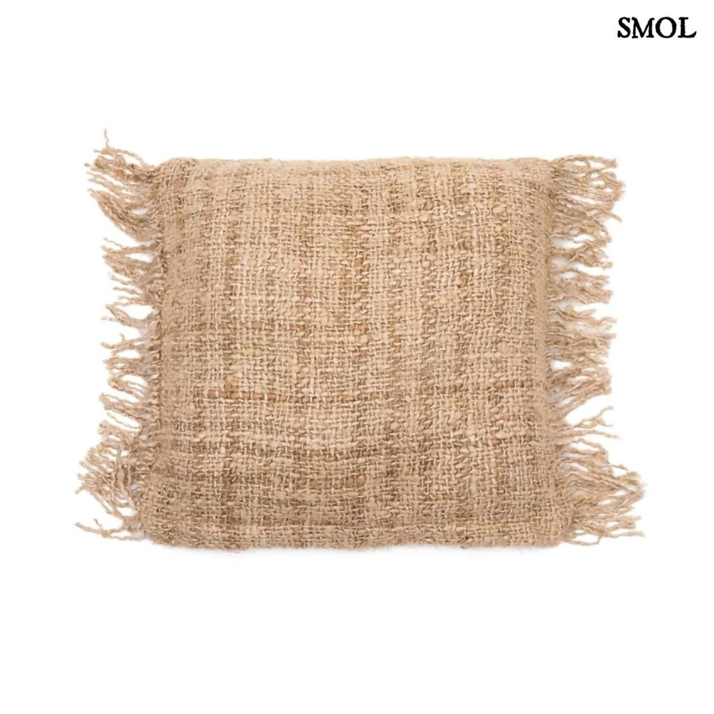 Bézs pamut díszpárnahuzat 40x40 cm méretben, bohém rojtos szegéllyel fehér háttérrel