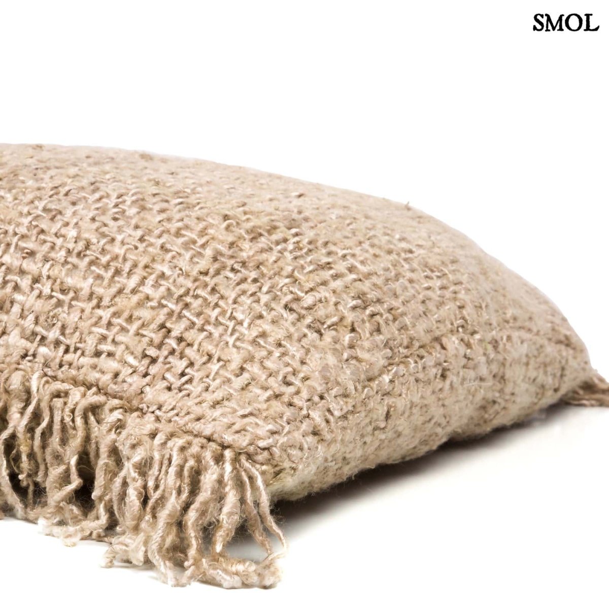 Bézs pamut díszpárnahuzat 40x40 cm méretben, bohém rojtos szegéllyel oldalról