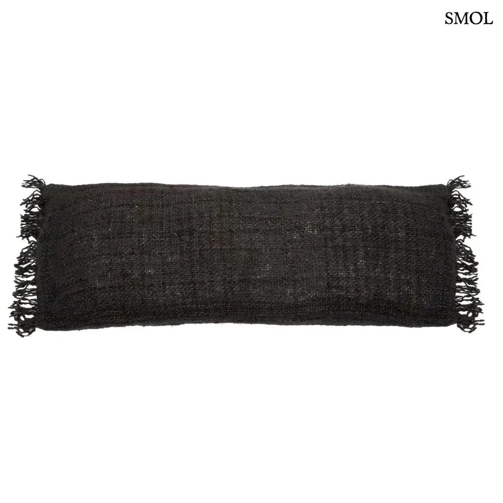 Hosszúkás éjfekete tengerészkék pamut díszpárnahuzat rusztikus textúrával, fehér háttérrel