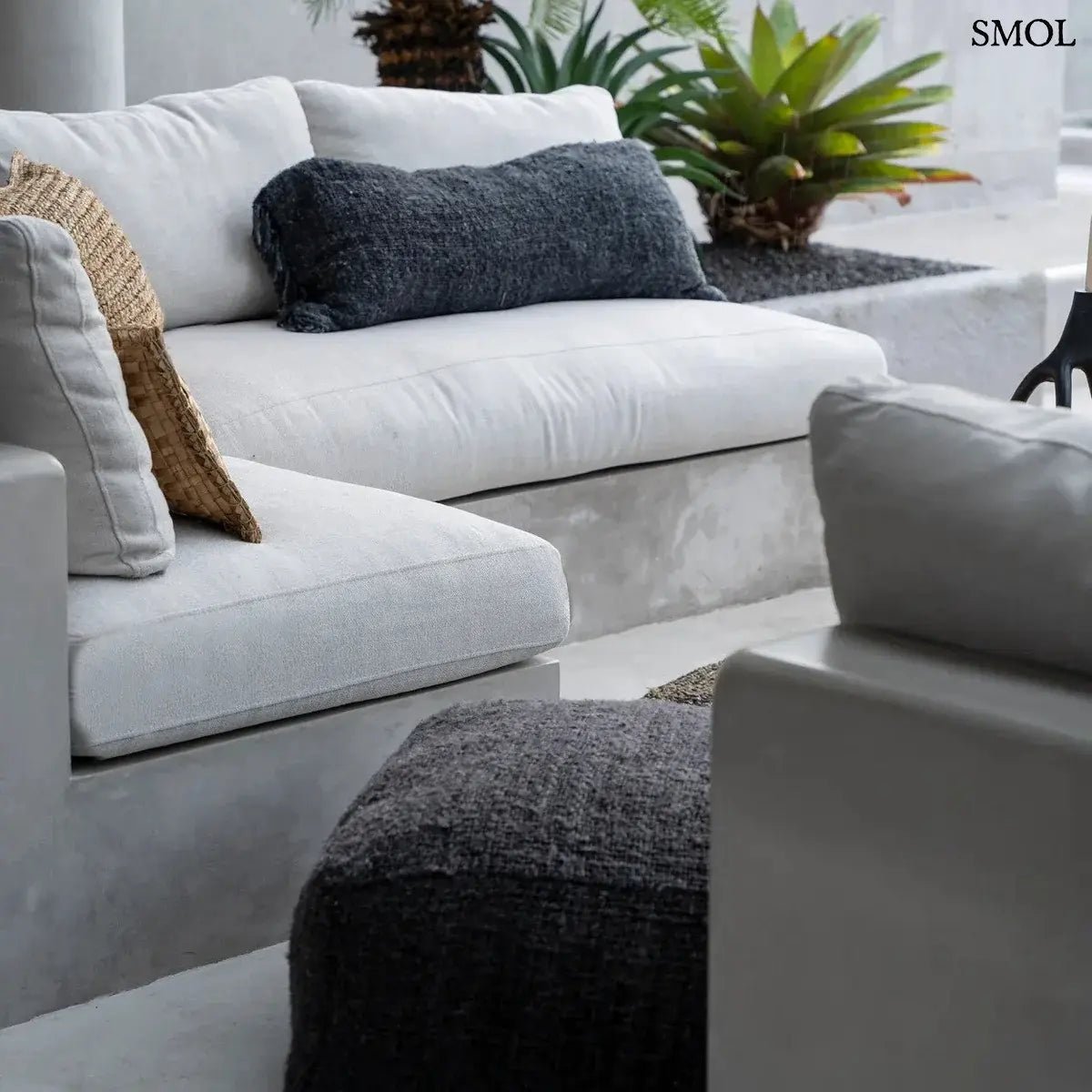 Hosszúkás éjfekete tengerészkék pamut díszpárnahuzat rusztikus textúrával, puffal