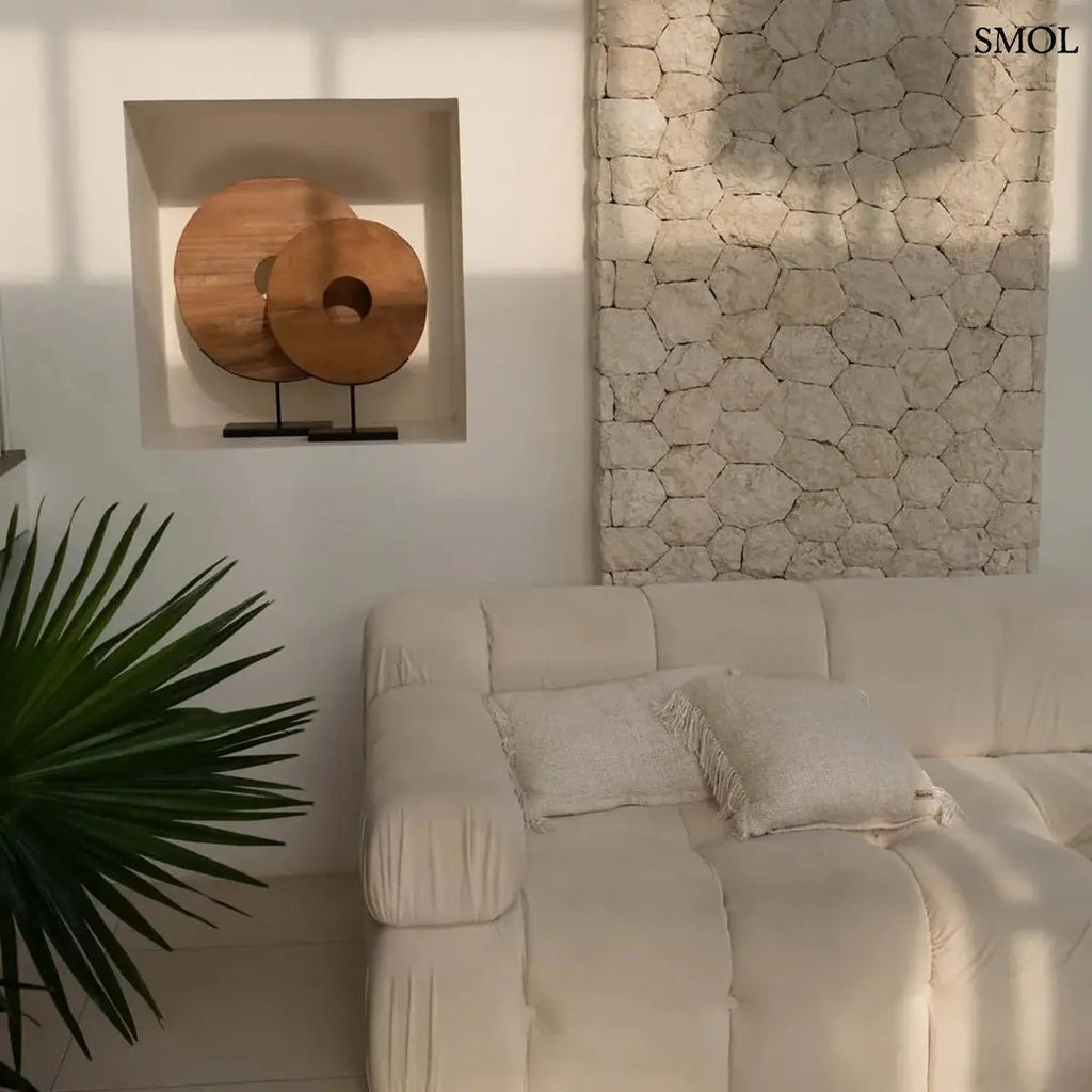 Krémfehér kézzel szőtt pamut díszpárnahuzat rojtos szegéllyel, rusztikus textúrával, kanapén