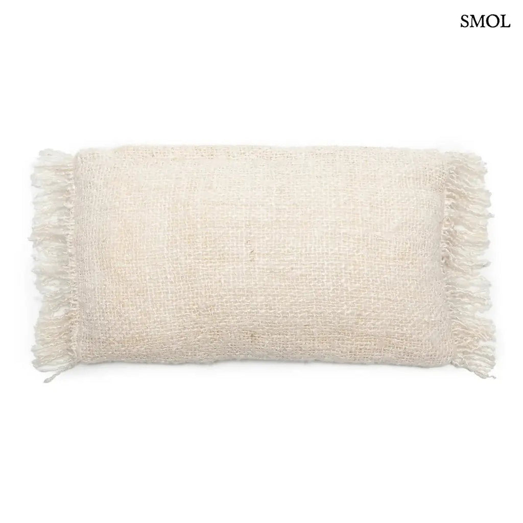 Krémfehér kézzel szőtt pamut díszpárnahuzat rojtos szegéllyel, rusztikus textúrával, fehér háttérrel