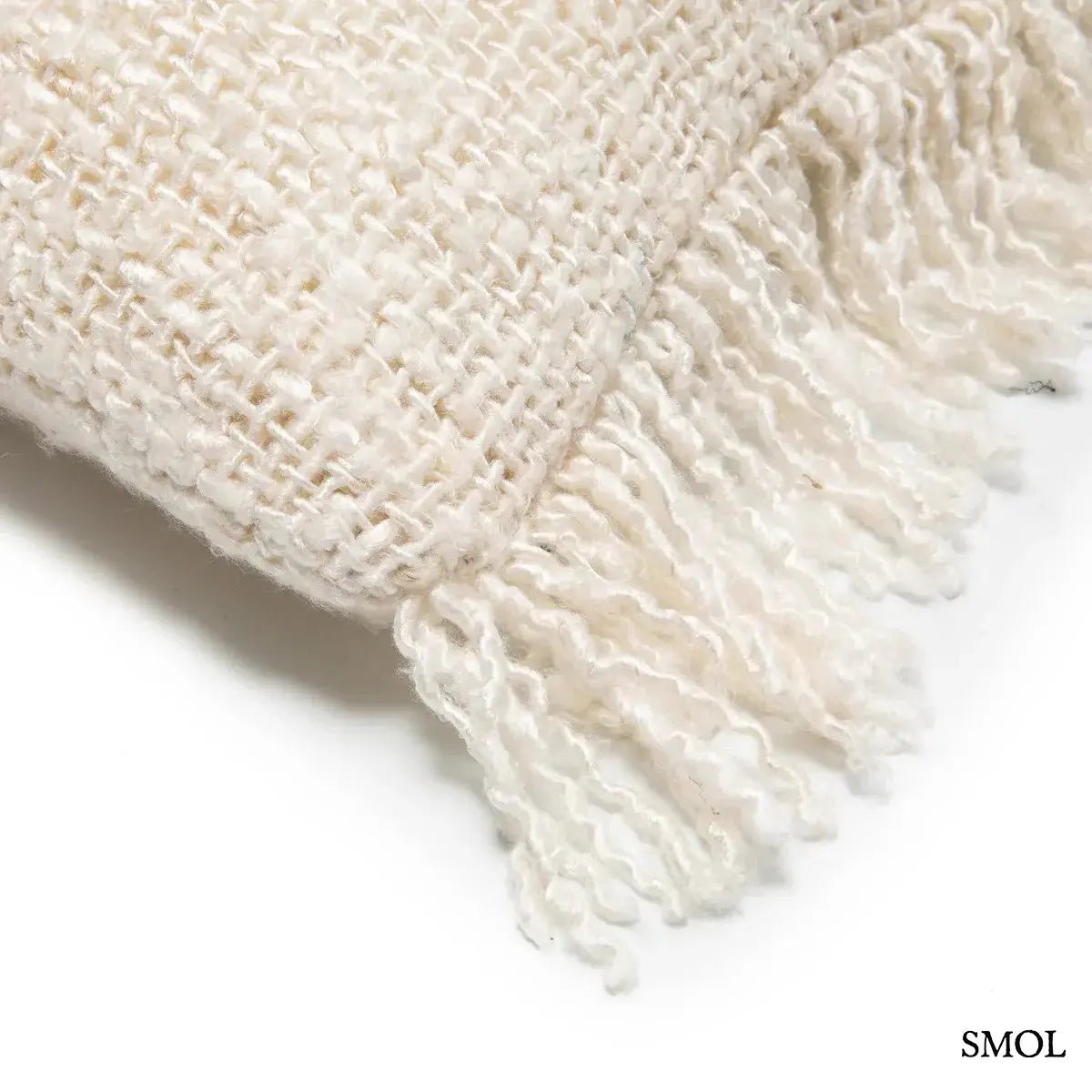 Krémfehér kézzel szőtt pamut díszpárnahuzat rojtos szegéllyel, rusztikus textúrával, sarok nagyítva