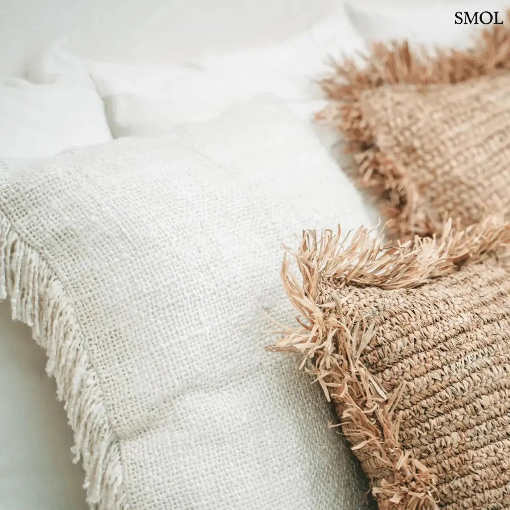 Krémszínű, kézzel szőtt pamut díszpárnahuzat rojtos szélekkel és rusztikus textúrával, párnákkal, nagyítva