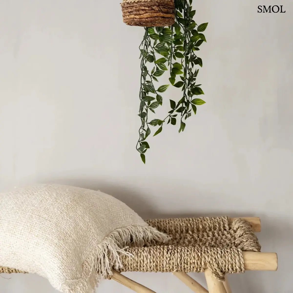 Krémszínű, kézzel szőtt pamut díszpárnahuzat rojtos szélekkel és rusztikus textúrával, padon