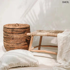 Krémszínű, kézzel szőtt pamut díszpárnahuzat rojtos szélekkel és rusztikus textúrával, paddal és kosárral