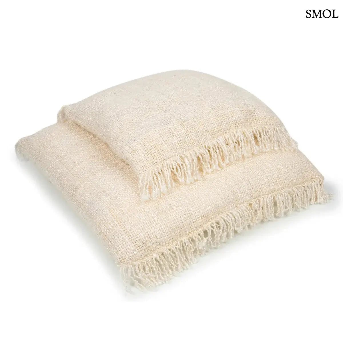 Krémszínű, kézzel szőtt pamut díszpárnahuzat rojtos szélekkel és rusztikus textúrával, két méretben, egymáson