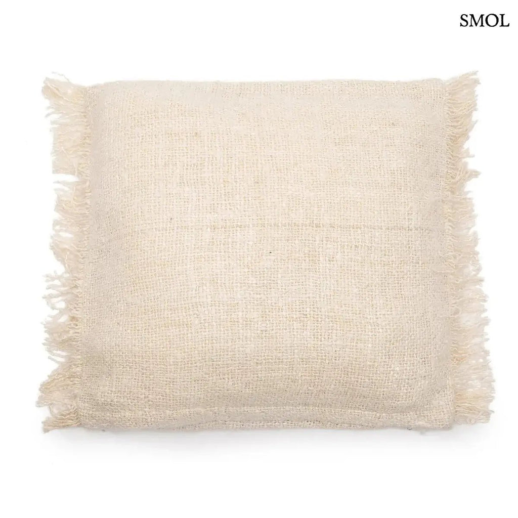 Krémszínű, kézzel szőtt pamut díszpárnahuzat rojtos szélekkel és rusztikus textúrával, fehér háttérrel