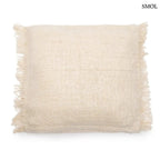 Krémszínű, kézzel szőtt pamut díszpárnahuzat rojtos szélekkel és rusztikus textúrával, fehér háttérrel