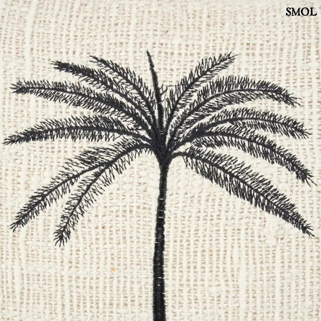 Pamut díszpárnahuzat natúr bézs alapon fekete pálmafa mintával, pálmafa hímzés nagyítva