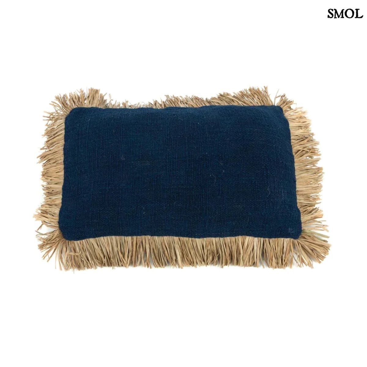 Kék és natúr részletekkel, raffia szegéllyel készült boho díszpárnahuzat felülről