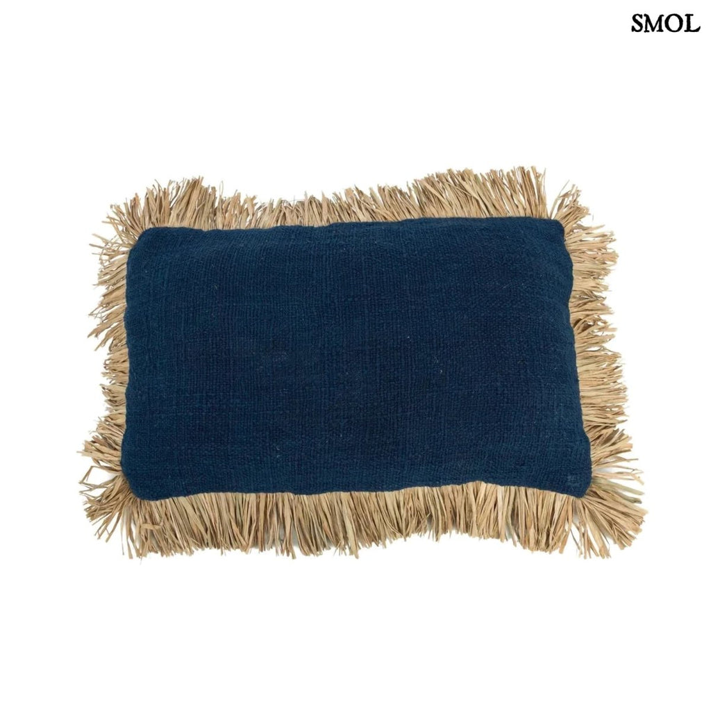 Kék és natúr részletekkel, raffia szegéllyel készült boho díszpárnahuzat fehér háttérrel